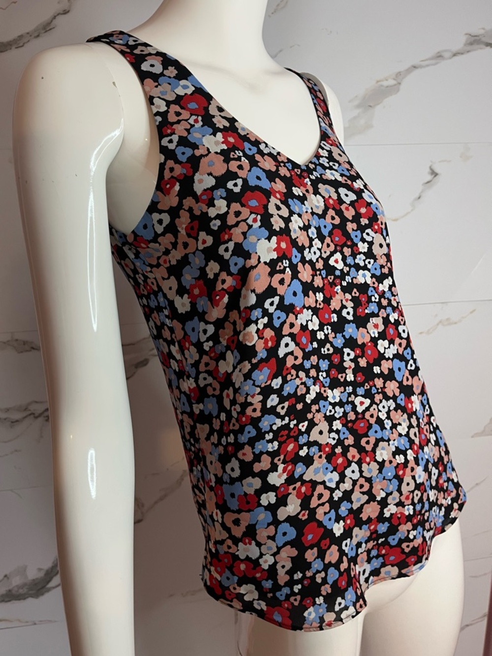 RW&CO. Black Red Blue Floral V-Neck Sleeveless Tank Top Blouse Size XXS